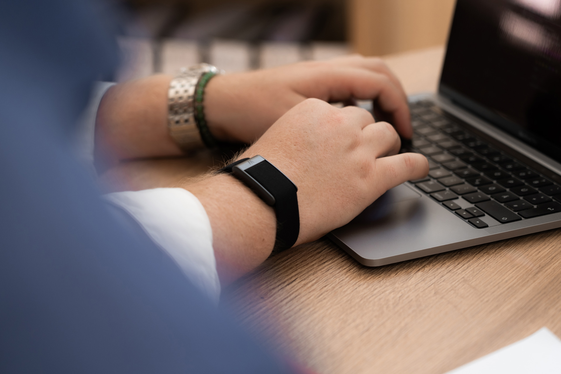 Nahaufnahme vom Tippen auf ein Laptop