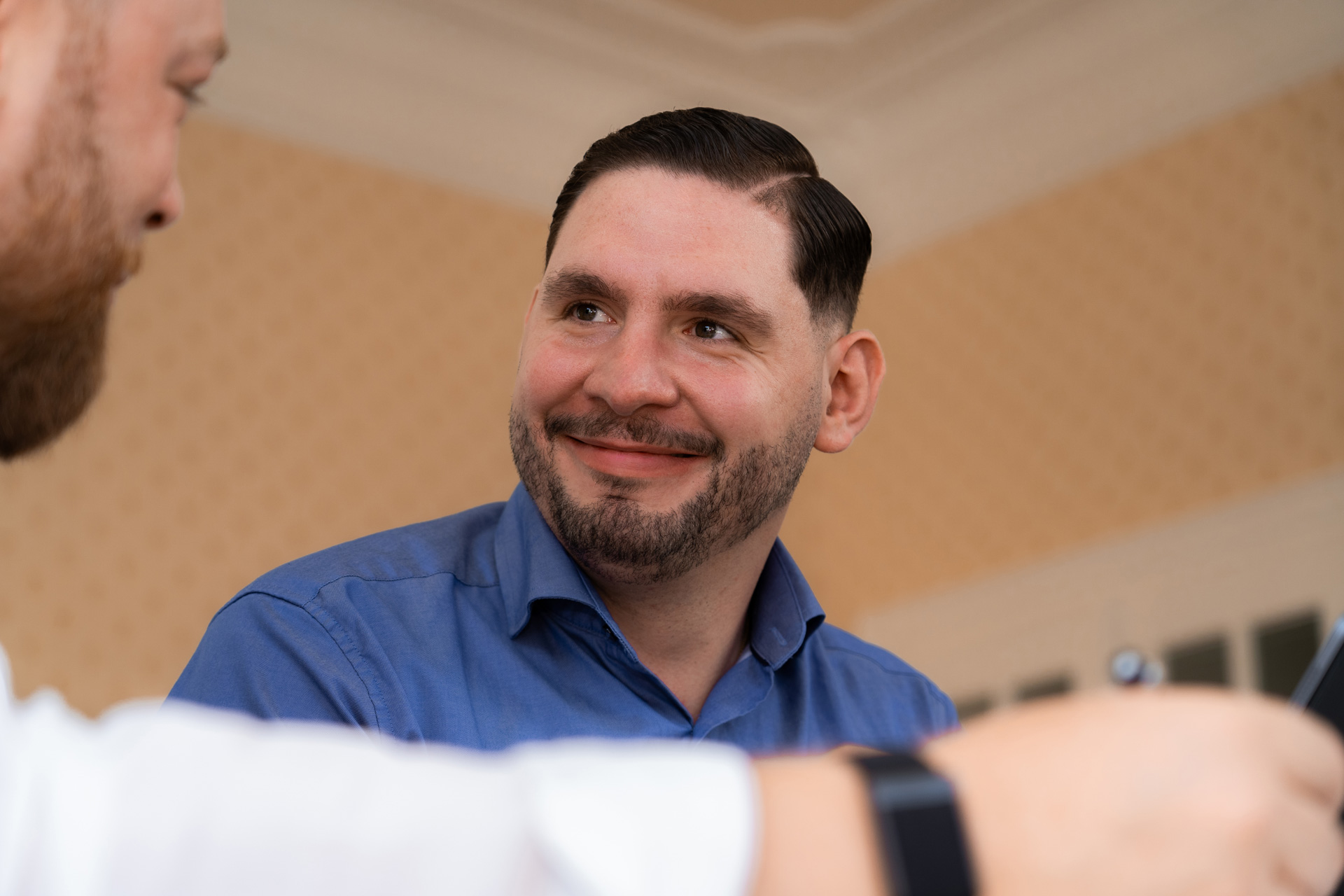 Ein Junger Mann Im Anzug der lächelt